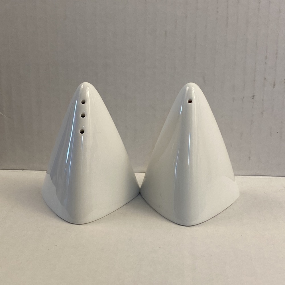 𝅺MODERN salt and pepper shakers Maxwell Williams triangular white angular